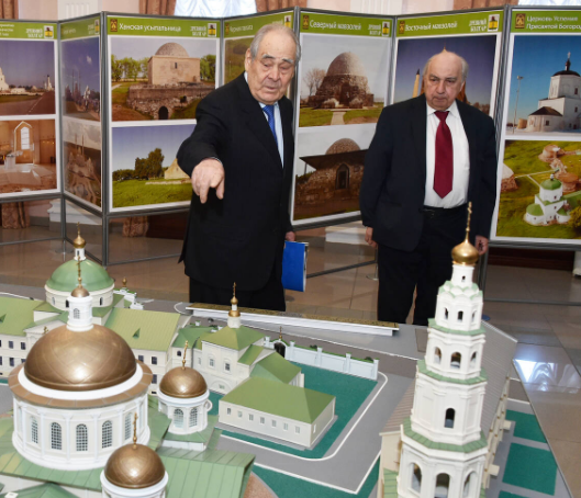 Академик Чубарьян подарил Шаймиеву «Всемирную историю» РАН 