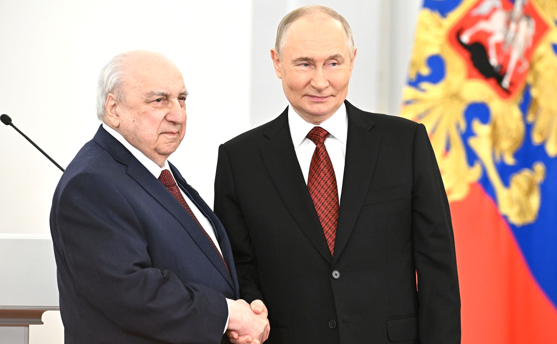 Награждение научного руководителя Института всеобщей истории Российской академии наук, академика РАН Александра Огановича Чубарьяна